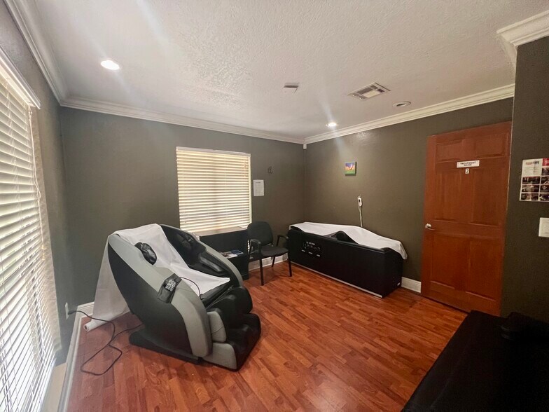 More Photos Of 766 Deltona Blvd, Deltona Flex For Sale