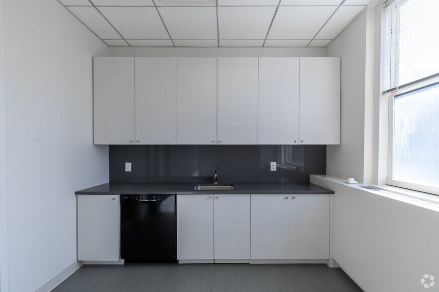 More Photos Of 122 E 42nd St, New York Coworking Space