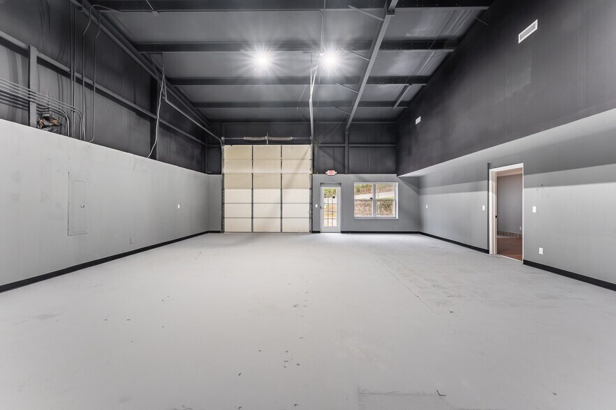 More Photos Of 160 Oldham Dr, Bella Vista Light Distribution For Sale