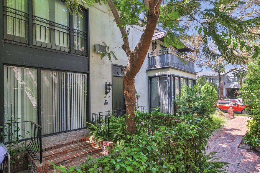 More Photos Of 9936 Robbins Dr, Beverly Hills Apartments For Sale