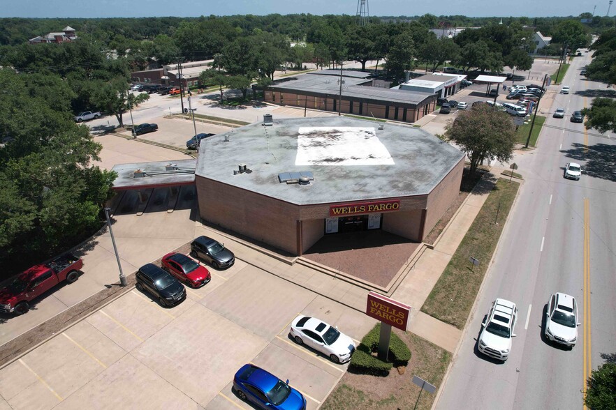 Primary Photo Of 700 Jackson St, Richmond Bank For Sale