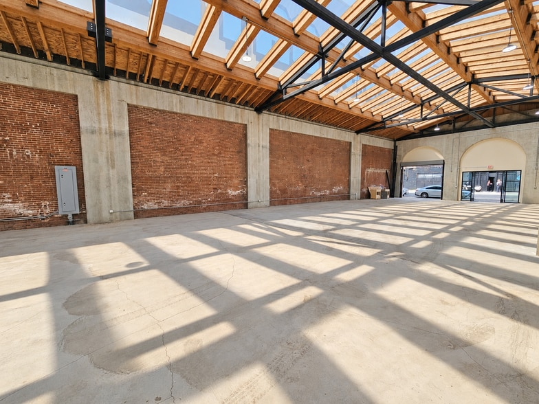 More Photos Of 1317 S Olive St, Los Angeles Showroom For Lease