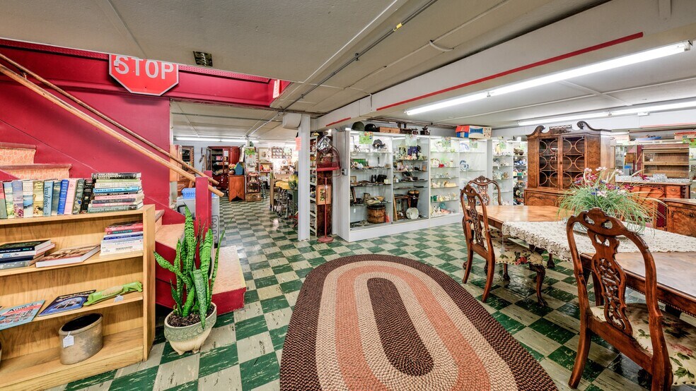 More Photos Of 890 Lake Ave, Woodstock General Retail For Sale
