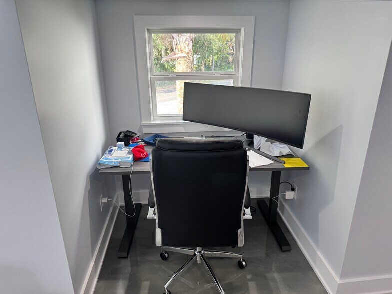 More Photos Of 2010 Kings Cir S, Neptune Beach Flex For Lease