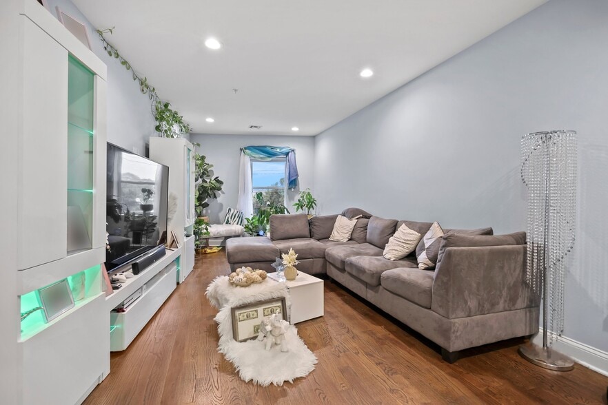 More Photos Of 19 Franklin St, Bloomfield Storefront Retail Office For Sale