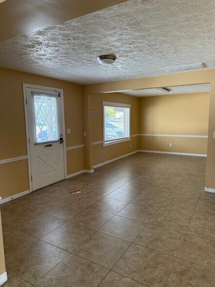 More Photos Of 1905 W Baker St, Plant City Office For Lease