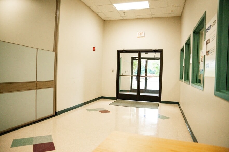 More Photos Of 3429 Regal Dr, Alcoa Office For Sale