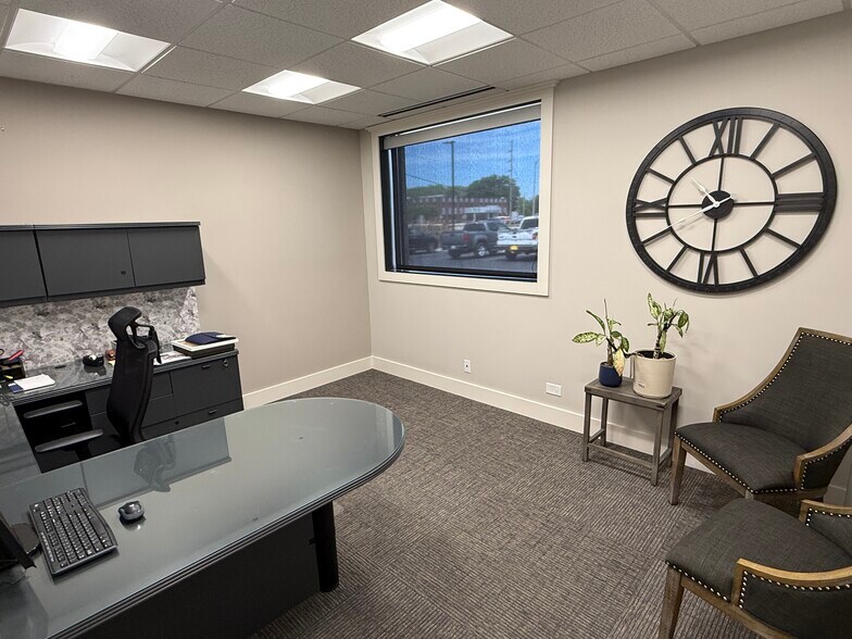 More Photos Of 804 N Front St, McHenry Office For Lease