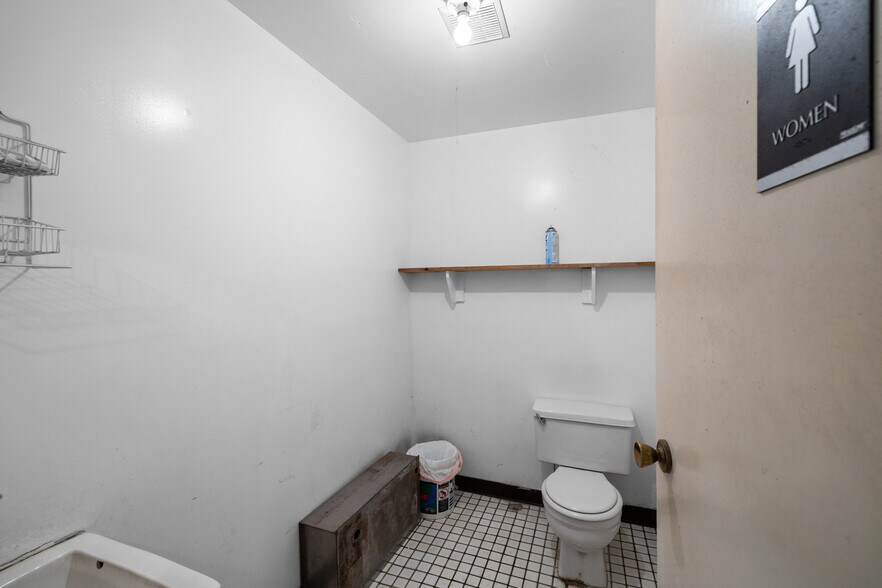 More Photos Of 705 37th St, Oakland Warehouse For Sale