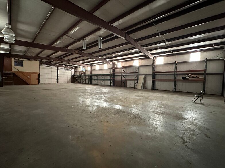 More Photos Of 16557 NE 23rd St, Choctaw Showroom For Sale