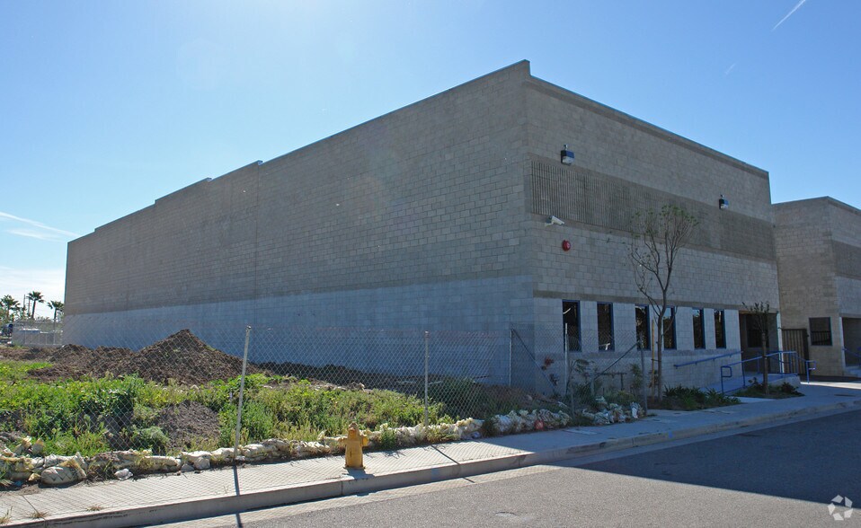 More Photos Of 9950 Remmet Ave, Chatsworth Warehouse For Lease