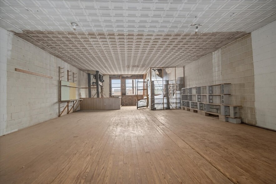 More Photos Of 117 E Lufkin Ave, Lufkin General Retail For Sale