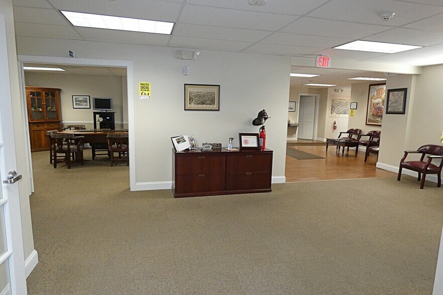 More Photos Of 10 W Main St, Lancaster Flex For Lease