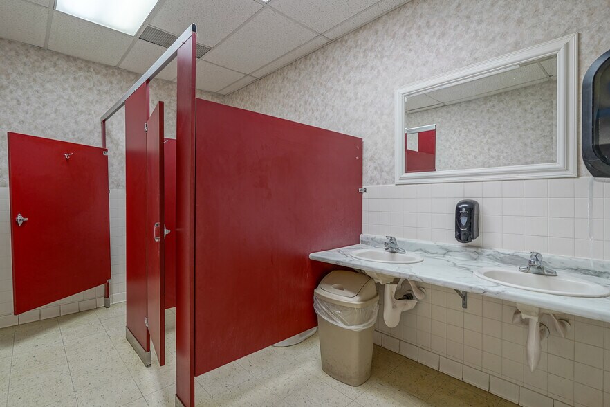 More Photos Of 3450 Gateway Dr, Grand Forks Restaurant For Lease