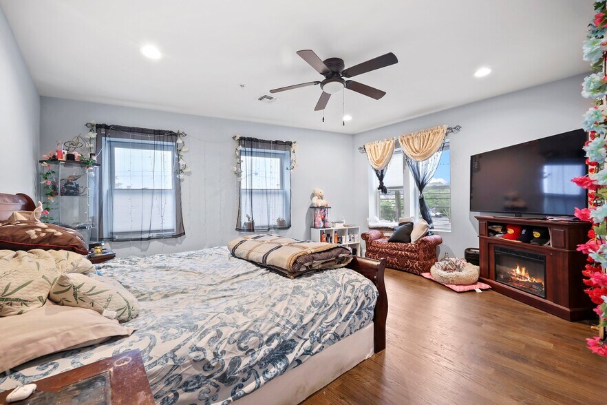 More Photos Of 19 Franklin St, Bloomfield Storefront Retail Office For Sale