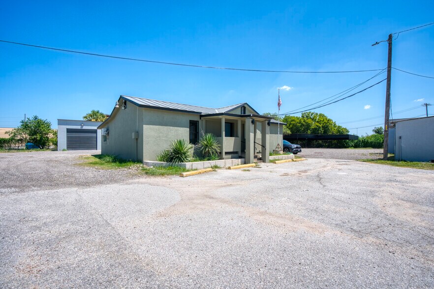 More Photos Of 1402 Hoefgen Ave, San Antonio Warehouse For Lease