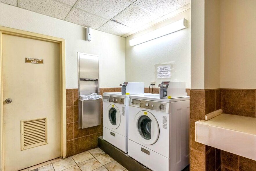 More Photos Of 658 S Westdale Dr, Wichita Hotel For Sale