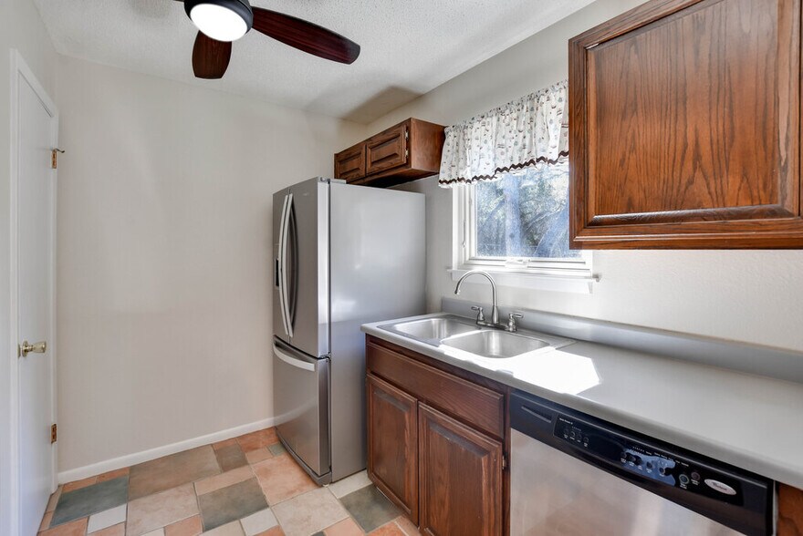 More Photos Of 16001 Awalt Dr, Austin Office For Sale