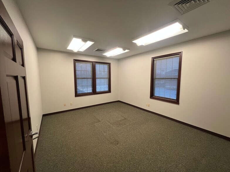 More Photos Of 1620 W Oak St, Zionsville Office For Lease