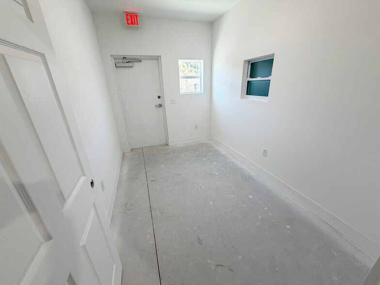 More Photos Of 1602 SE South Niemeyer Cir, Port Saint Lucie Warehouse For Lease