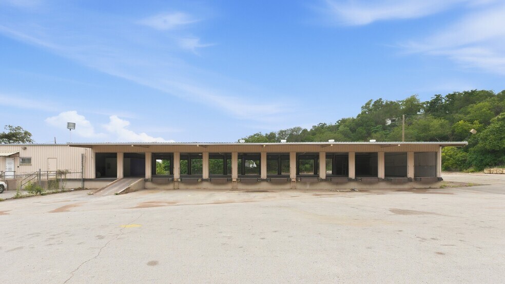 More Photos Of 2900 E Oak Springs Dr, Austin Distribution For Lease