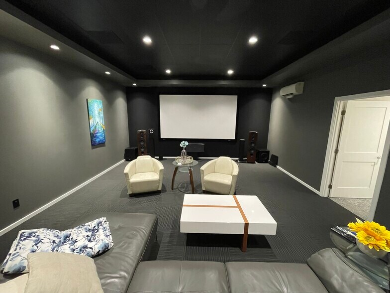 More Photos Of 13222-13228 SE 30th St, Bellevue Showroom For Lease