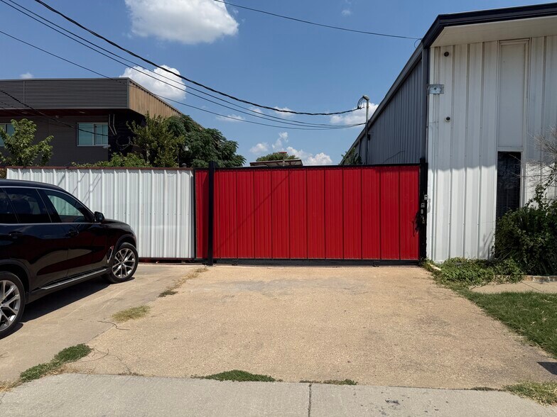 More Photos Of 2333 Joe Field Rd, Dallas Light Manufacturing For Lease