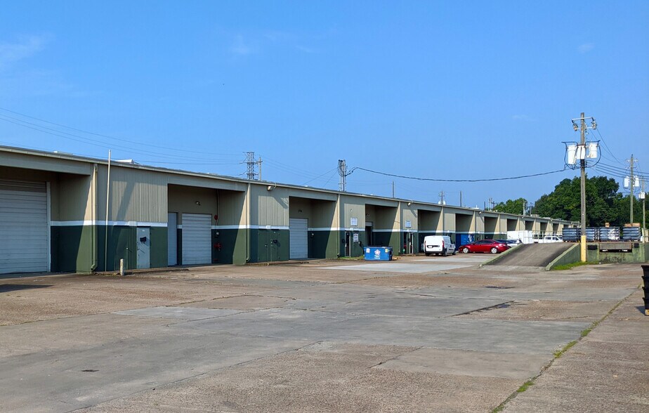 More Photos Of 1499 N Post Oak Rd, Houston Warehouse For Lease