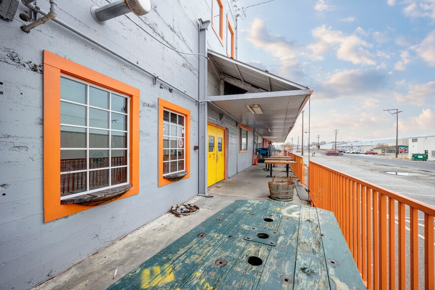 More Photos Of 206 N Benton St, Kennewick Warehouse For Lease