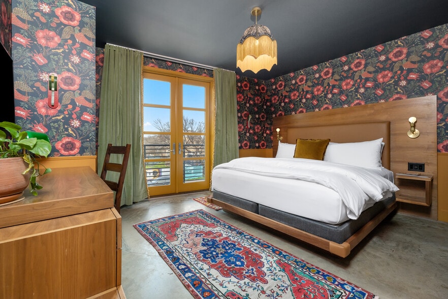 More Photos Of 1123 E 11th St, Austin Hotel For Sale