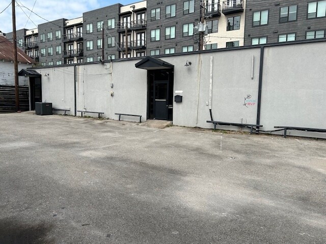 More Photos Of 613 1/2 W 19th St, Houston Storefront Retail Residential For Lease