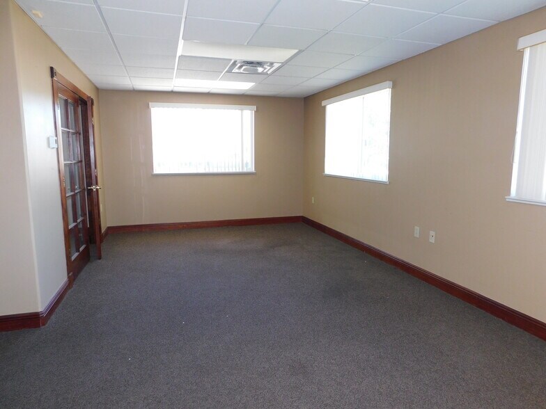 More Photos Of 5145 Commercial Dr, Melbourne Warehouse For Lease