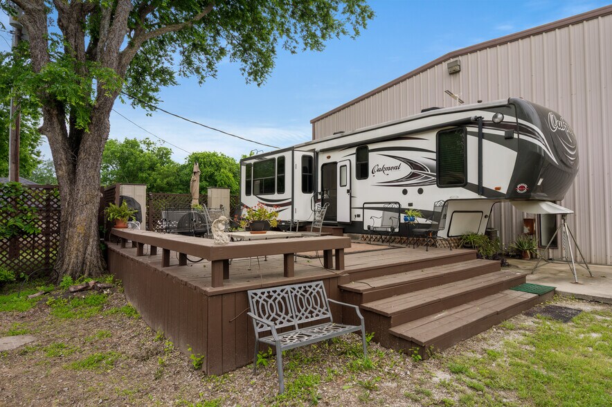 More Photos Of 7 Hills Rd, Newark Warehouse For Sale