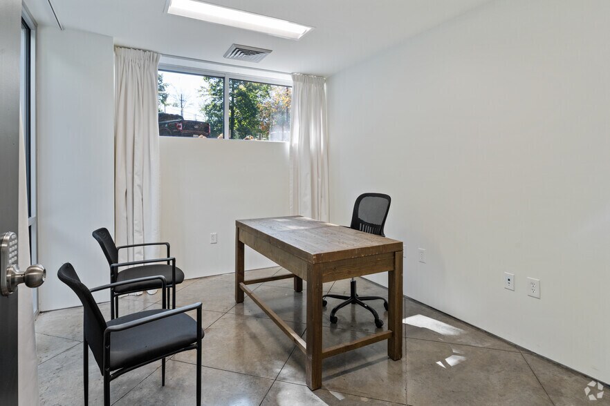 More Photos Of 2081 Columbiana Rd, Birmingham Coworking Space