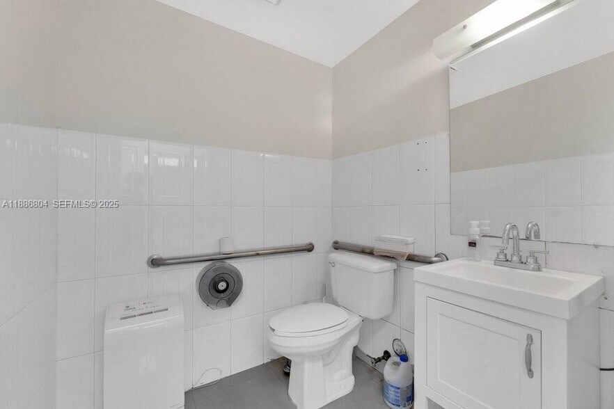 More Photos Of 2201 NW 102nd Pl, Miami Warehouse For Sale