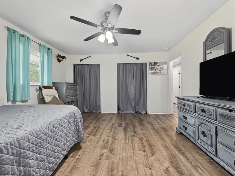 More Photos Of 5602 Highway 69 N, Northport Flex For Sale