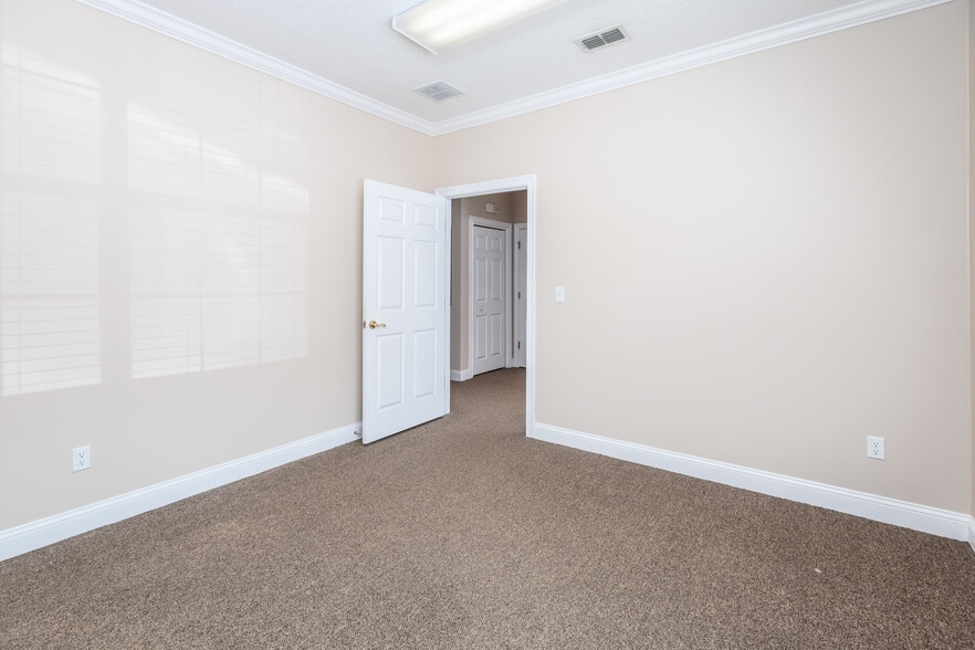 More Photos Of 11555 Central Pky, Jacksonville Office For Sale