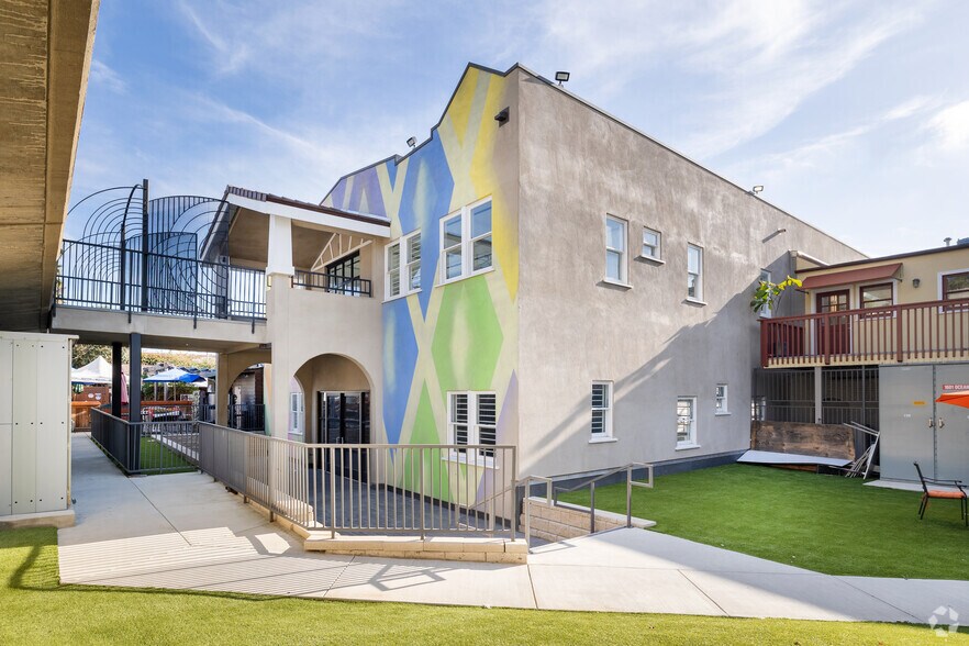 More Photos Of 1605 Ocean Front Walk, Santa Monica Storefront For Lease