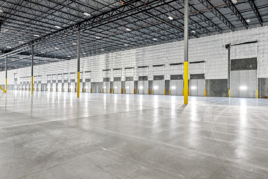 More Photos Of 13550 N Dysart Rd, Surprise Distribution For Lease