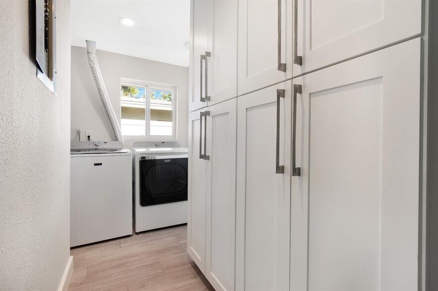 More Photos Of 5821 NE 14th Way, Fort Lauderdale Flex For Sale