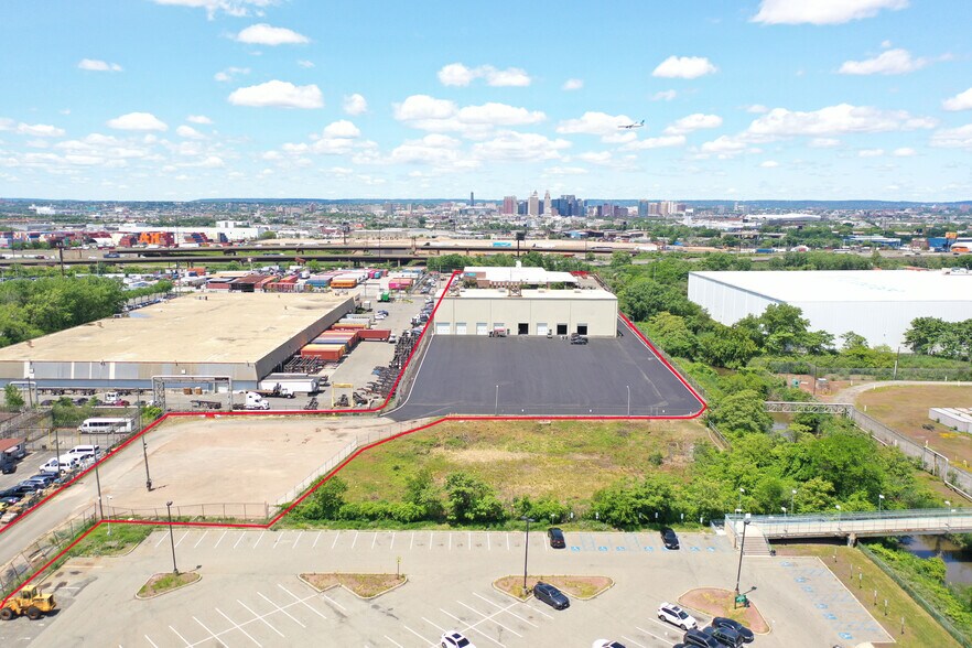 More Photos Of 449 Doremus Ave, Newark Warehouse For Lease