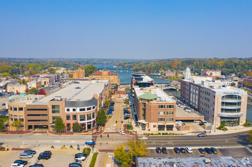 More Photos Of 51-181 S 1st St, St Charles Coworking Space