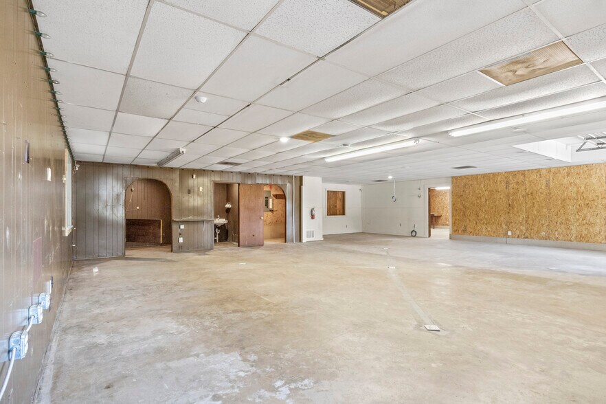 More Photos Of 450 US-259, Daingerfield Showroom For Sale
