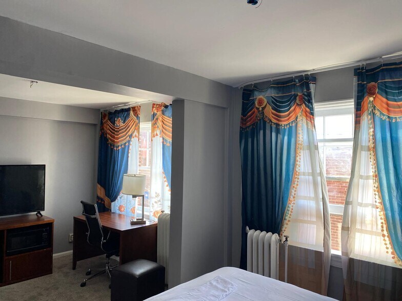 More Photos Of 118 E Court St, Paris Hotel For Sale