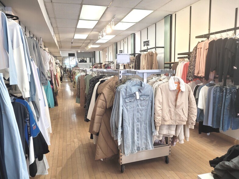 More Photos Of 5325 Ch. Queen Mary, Montréal General Retail For Lease