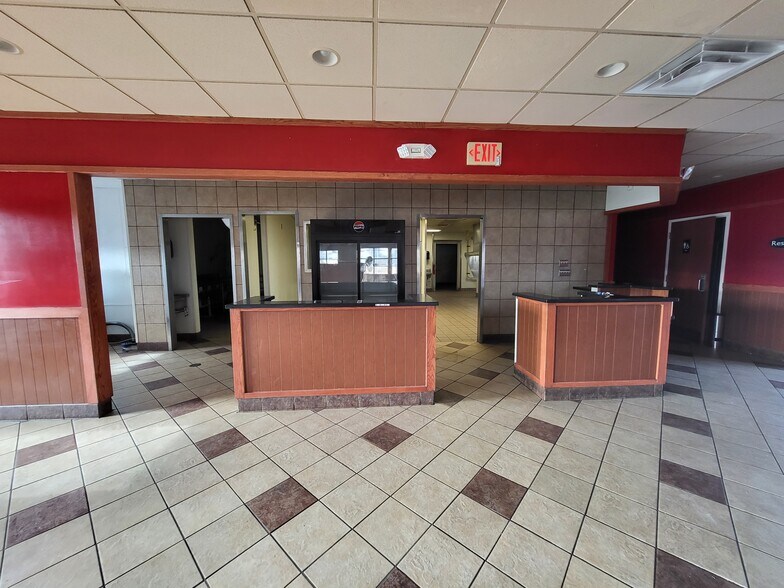 More Photos Of 648 S Neosho Blvd, Neosho Restaurant For Lease