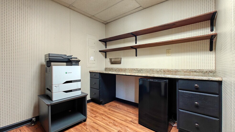 More Photos Of 512 Stonewall St N, McKenzie Office For Sale