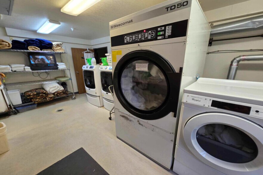 More Photos Of 748 E 12th St, Imperial Hotel For Sale