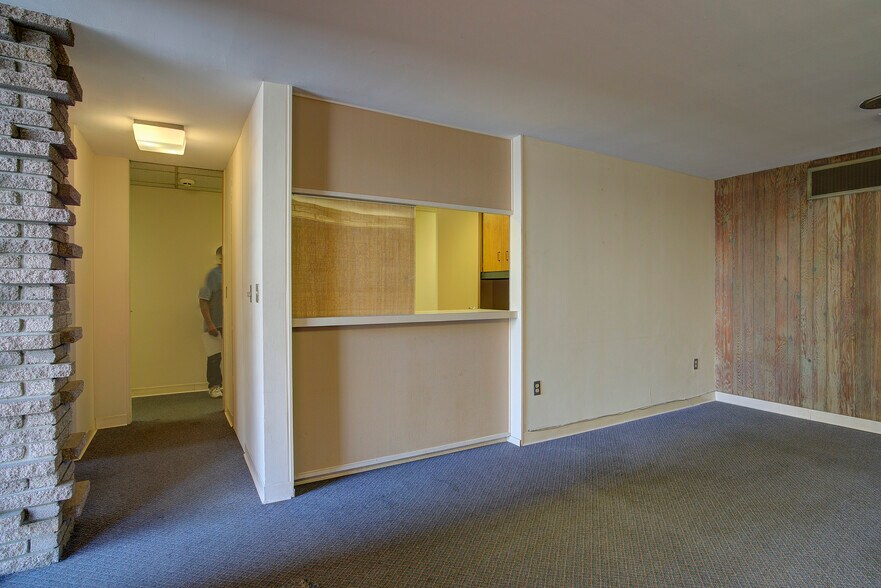 More Photos Of 337 Bluff City Hwy, Bristol Office For Sale