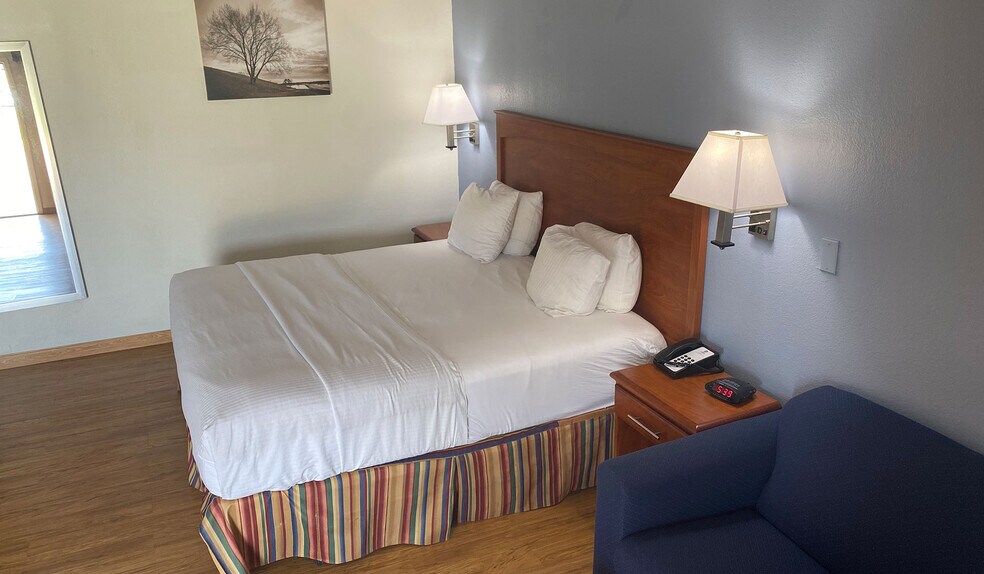 More Photos Of 1601 W Palestine Ave, Palestine Hotel For Sale